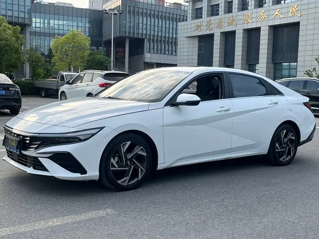 Hyundai Elantra 2024 — фото 3