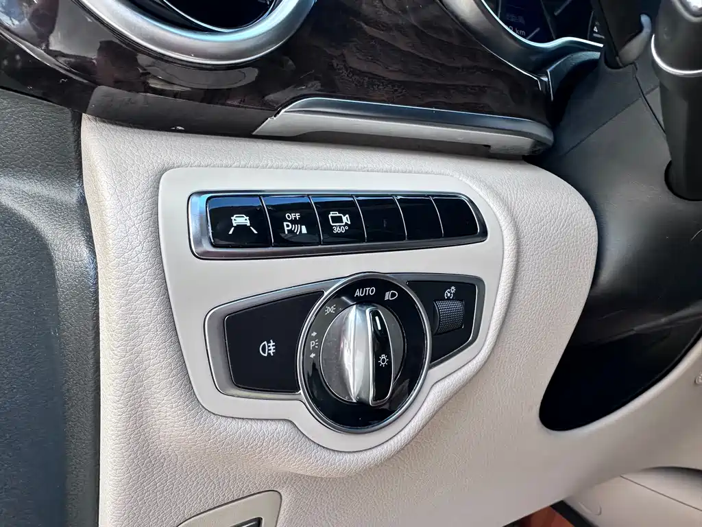 Mercedes-Benz V-Class 2017 — фото 20