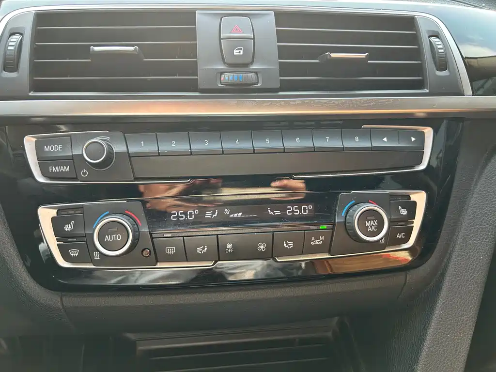 BMW 3 Series 2018 — фото 13