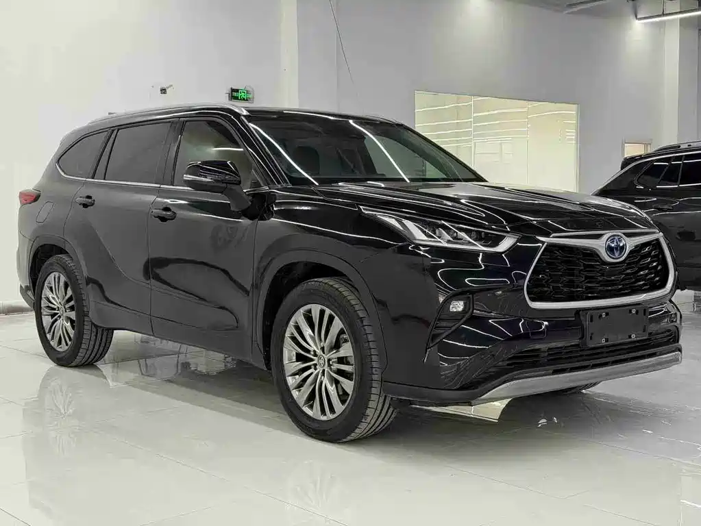Toyota Highlander 2022 — фото 1