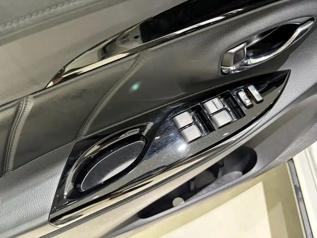 Toyota Yaris L 2023 — фото 13