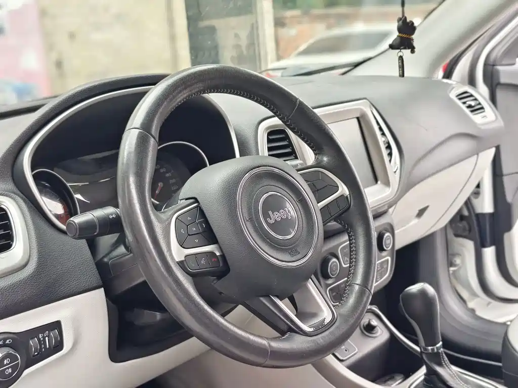Jeep Compass 2017 — фото 11