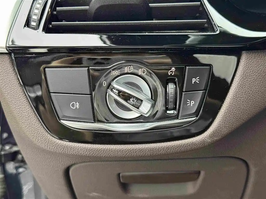 BMW 5 Series New Energy 2021 — фото 20