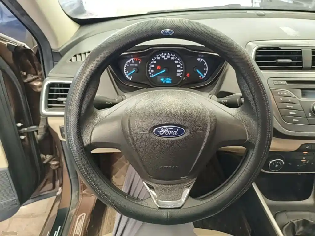 Ford Escort 2018 — фото 11