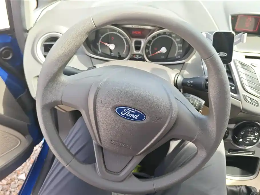 Ford Fiesta 2011 — фото 15
