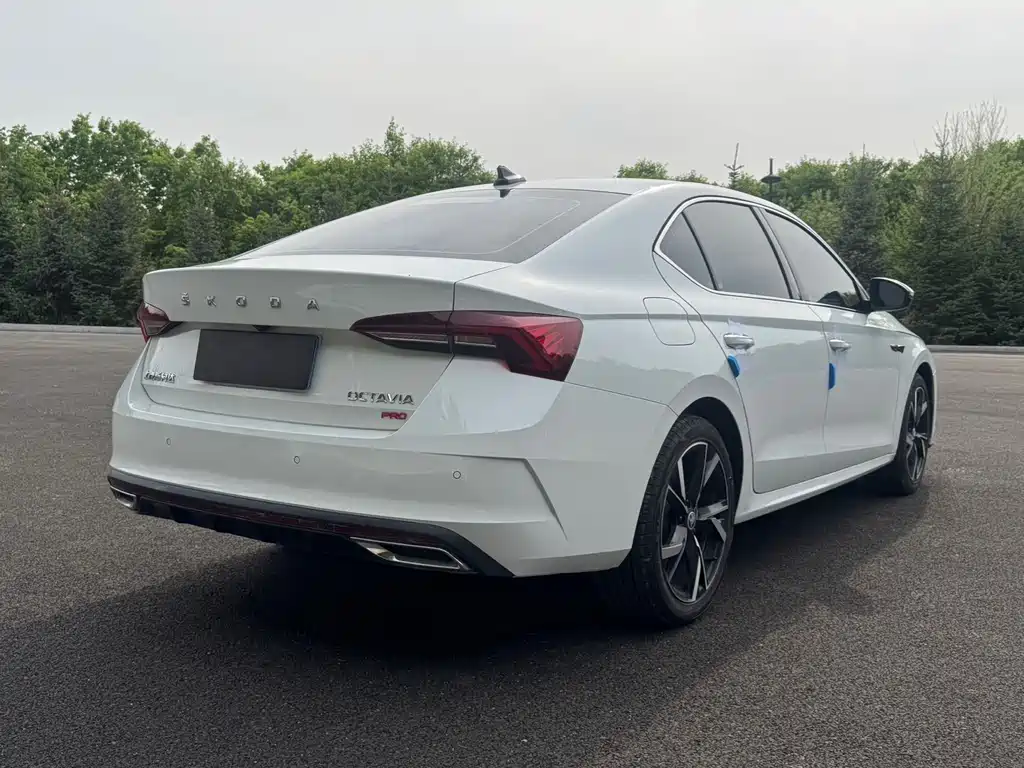 Skoda Octavia 2023 — фото 13