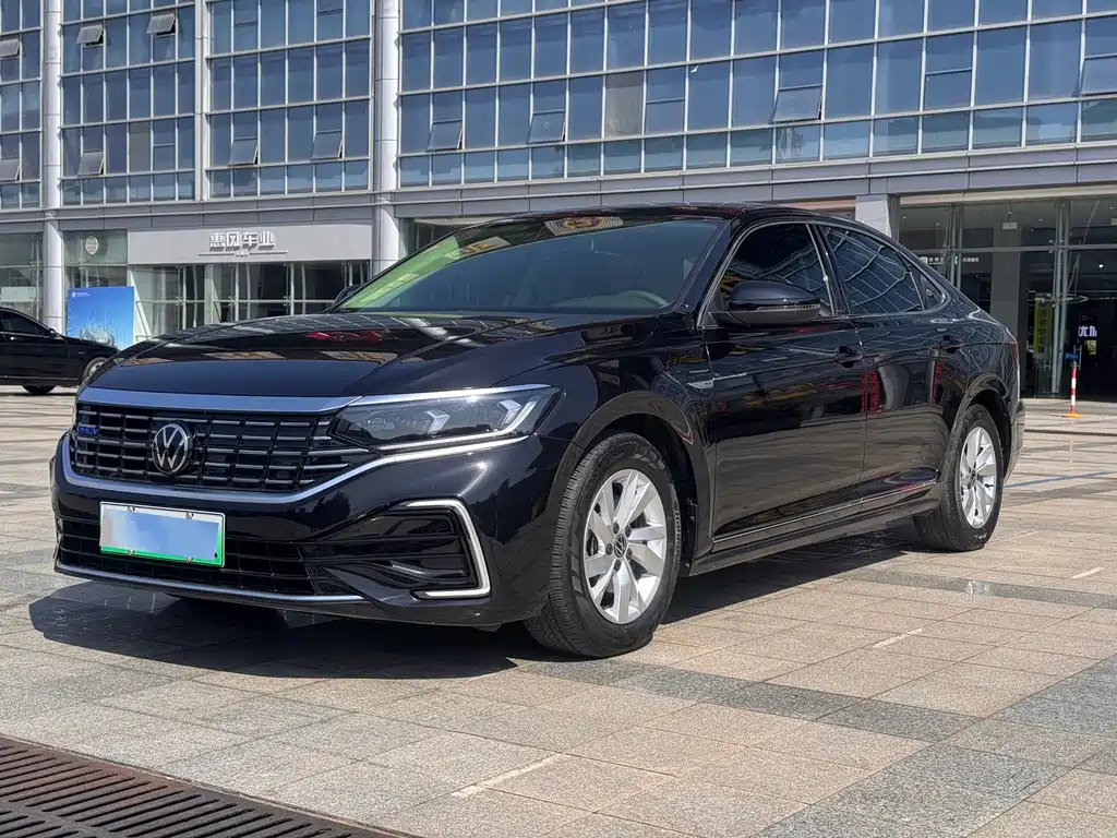 Volkswagen Passat PHEV 2023