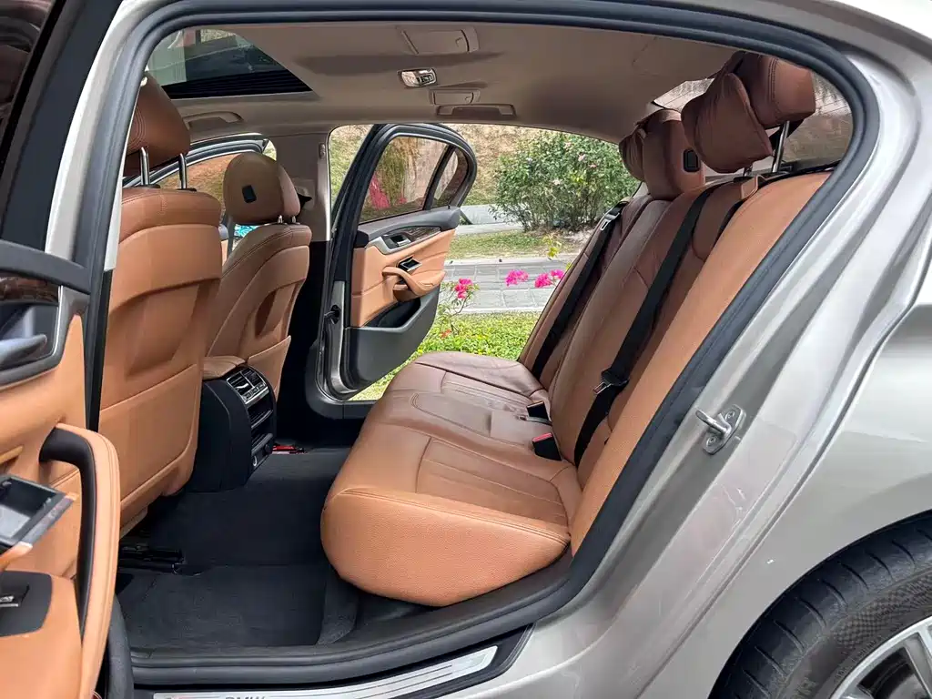 BMW 5 Series 2017 — фото 10