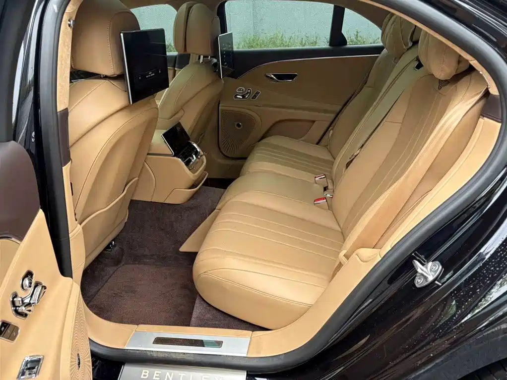 Bentley Flying Spur 2023 — фото 11