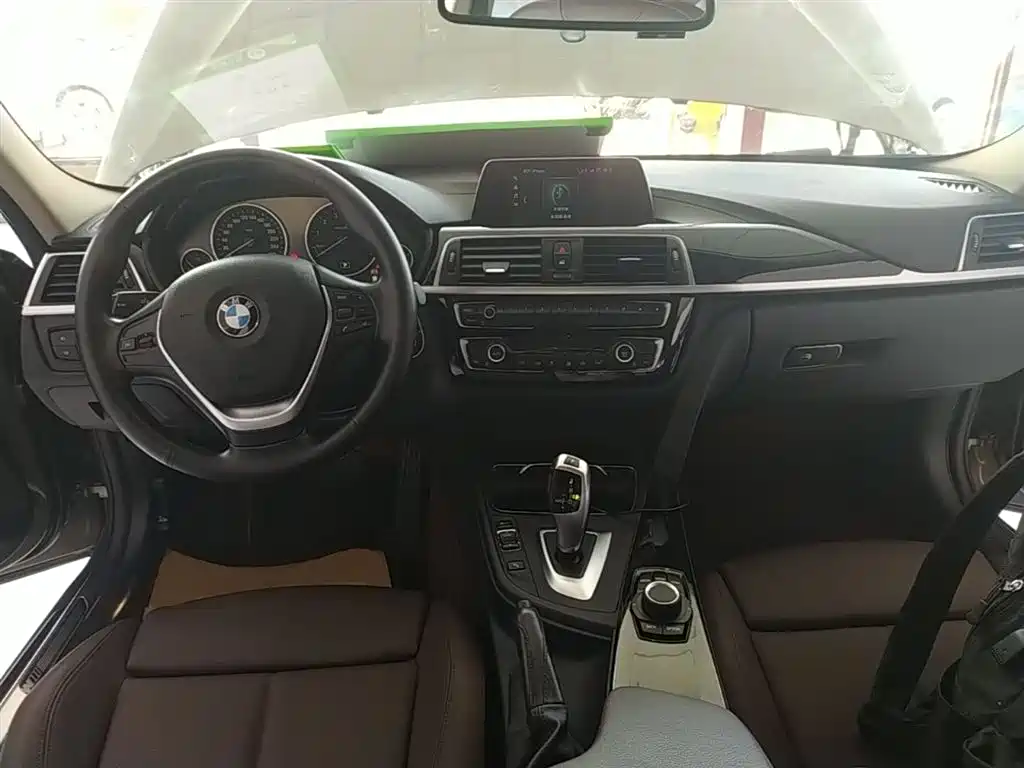 BMW 3 Series 2018 — фото 10