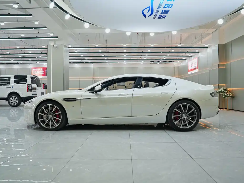 Aston Martin Rapide 2019 — фото 25