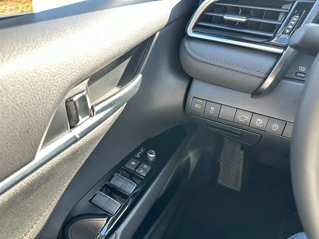 Toyota Camry 2023 — фото 23