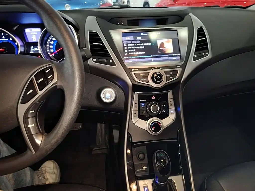 Hyundai Elantra 2017 — фото 10