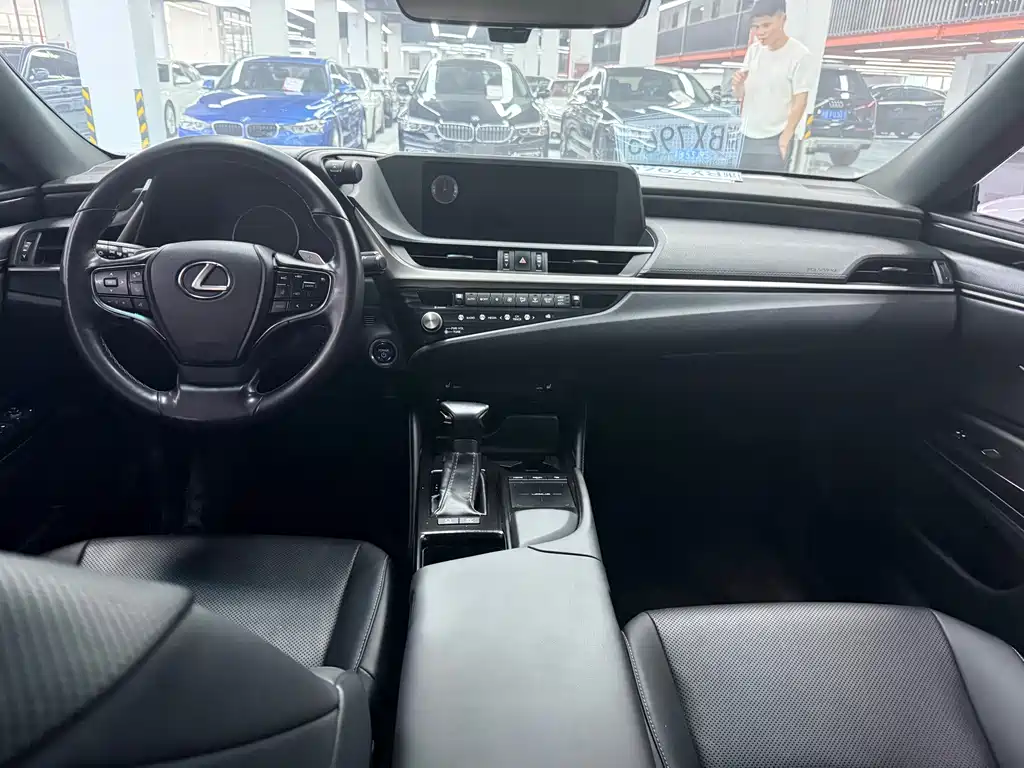 Lexus ES 2020 — фото 12