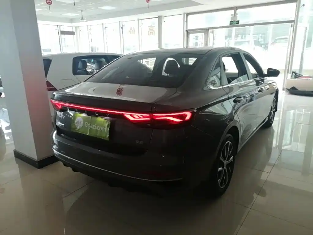 Geely Emgrand 2022