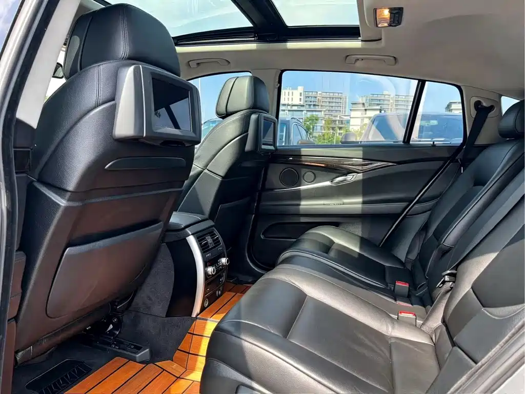 BMW 5 Series GT 2010 — фото 10
