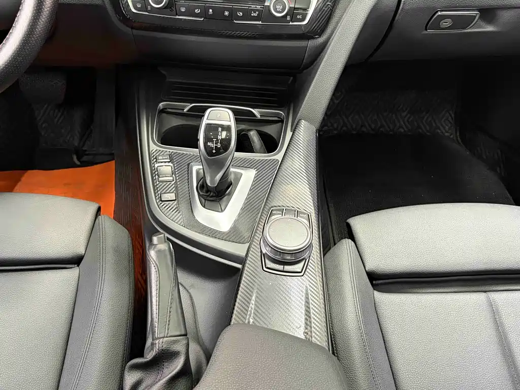 BMW 3 Series 2018 — фото 14