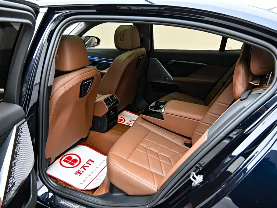 BMW 5 Series 2024 — фото 13