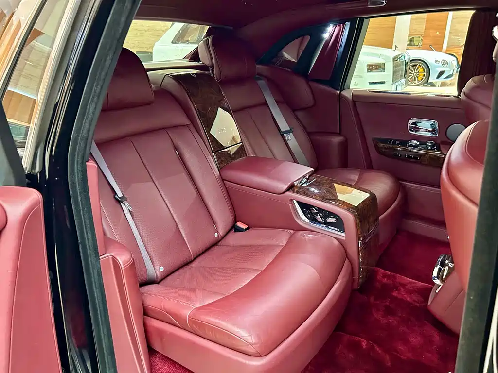 Rolls-Royce Phantom 2019 — фото 19