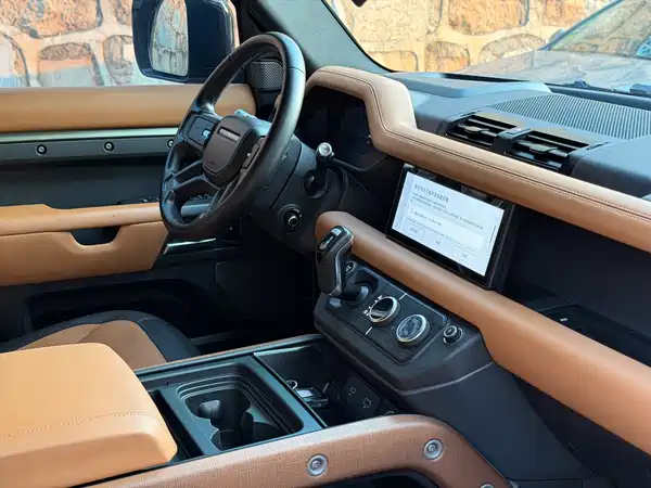 Land Rover Defender 2021