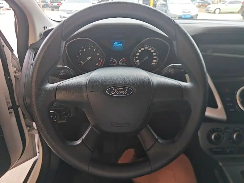 Ford Focus 2015 — фото 11