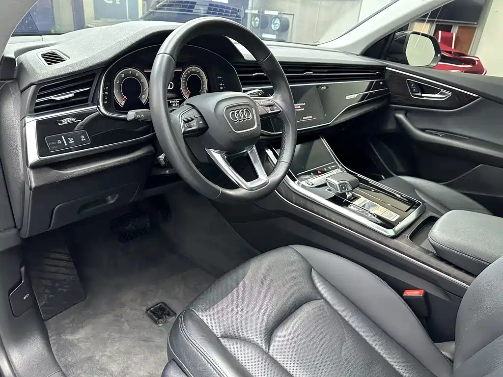 Audi Q8 2023 — фото 12