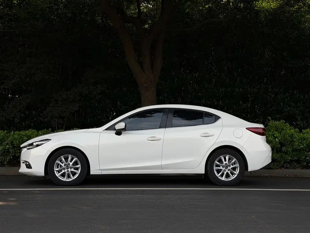 Mazda 3 Axela 2018 — фото 10