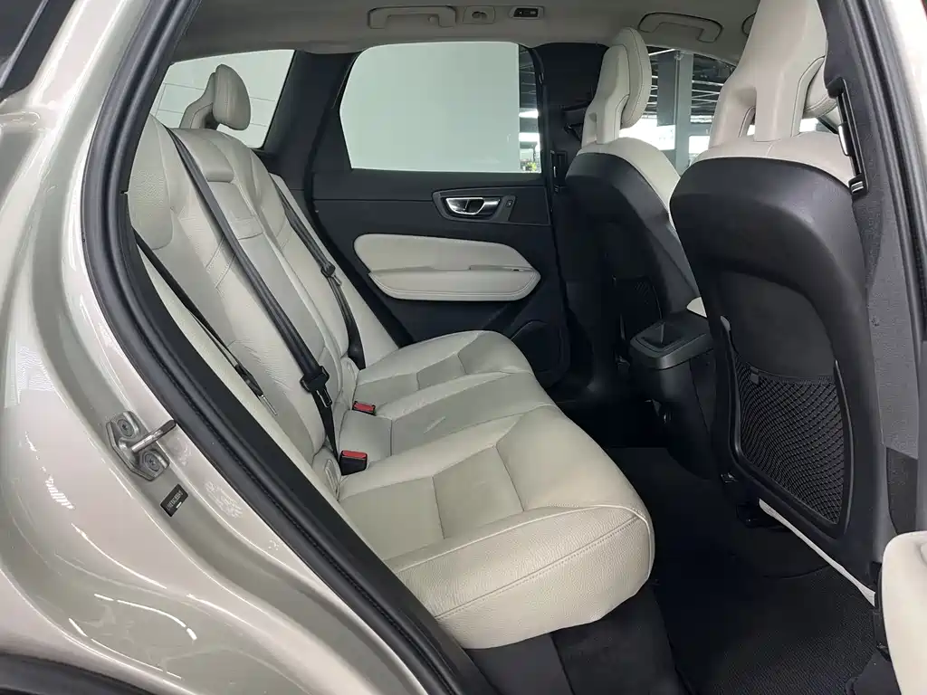 Volvo XC60 2018 — фото 12