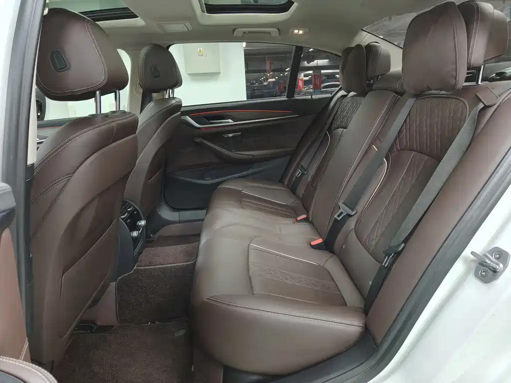 BMW 5 Series 2018 — фото 17