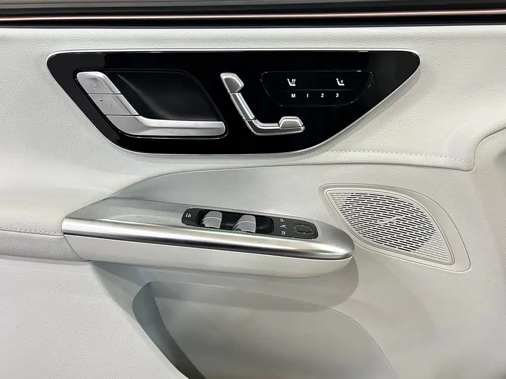 Mercedes-Benz EQE SUV 2024 — фото 12