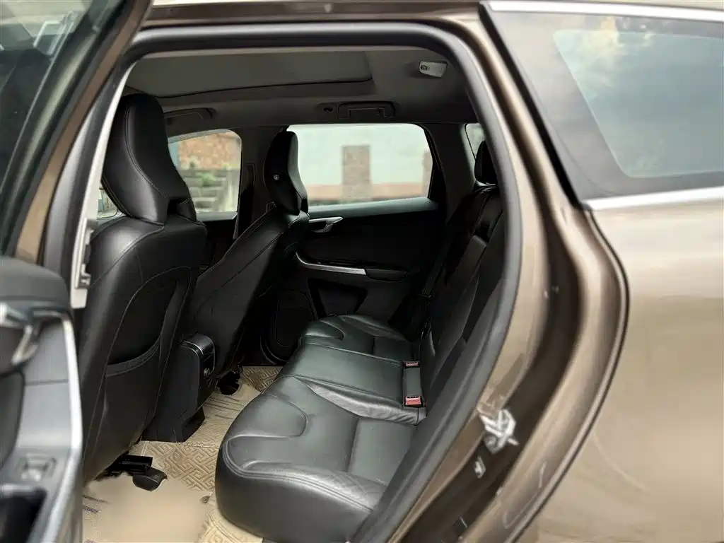 Volvo XC60 2017 — фото 19