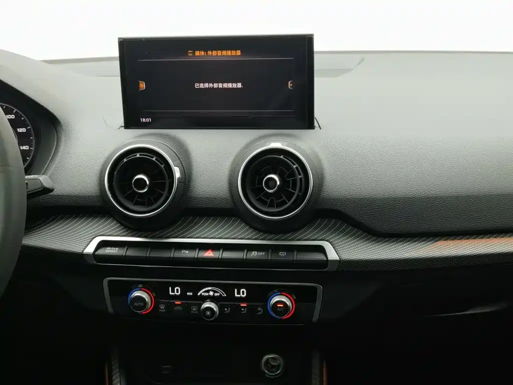 Audi Q2L E-Tron 2020 — фото 12