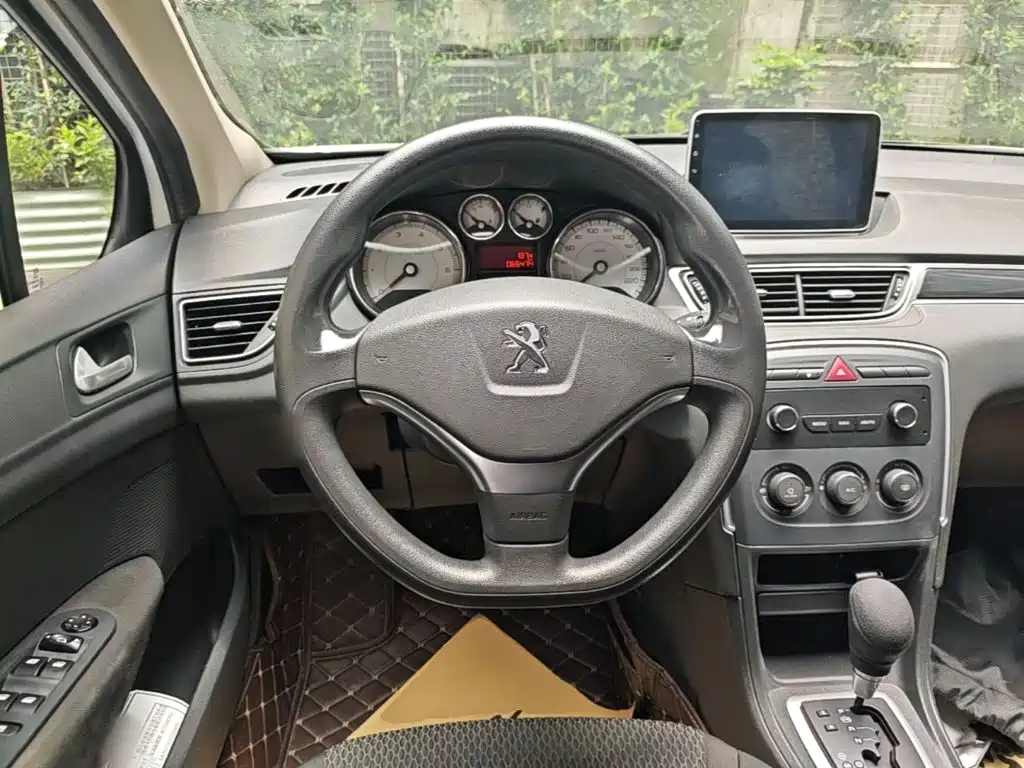 Peugeot 308 2015 — фото 11