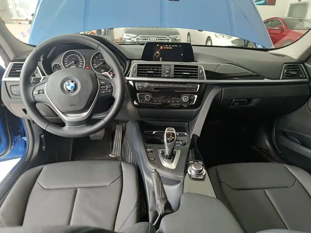 BMW 3 Series 2018 — фото 10