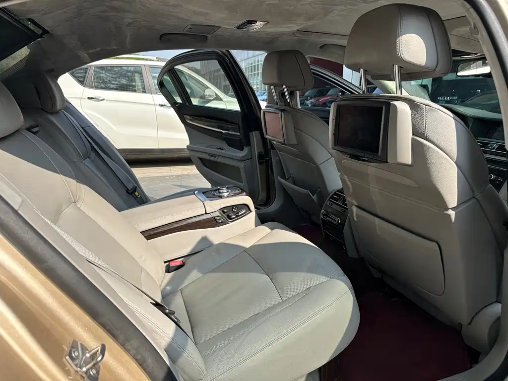 BMW 7 Series 2010 — фото 15