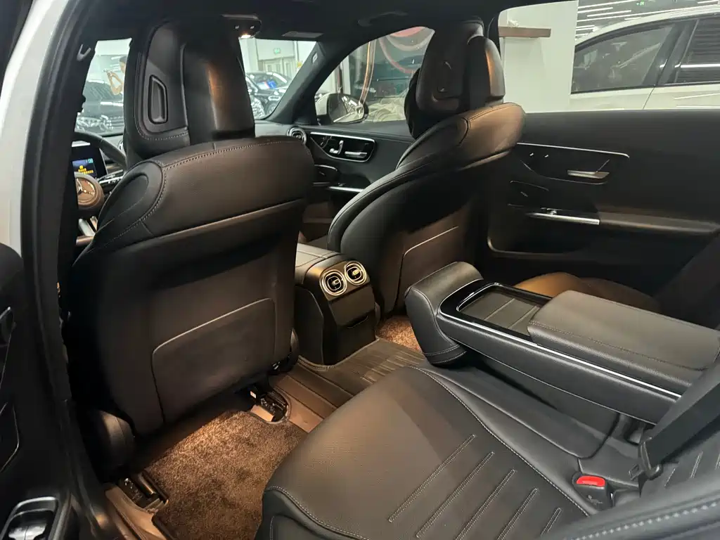 Mercedes-Benz C-Class 2023 — фото 3