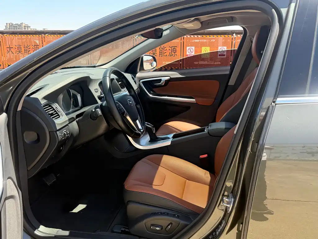 Volvo S60 2018 — фото 10