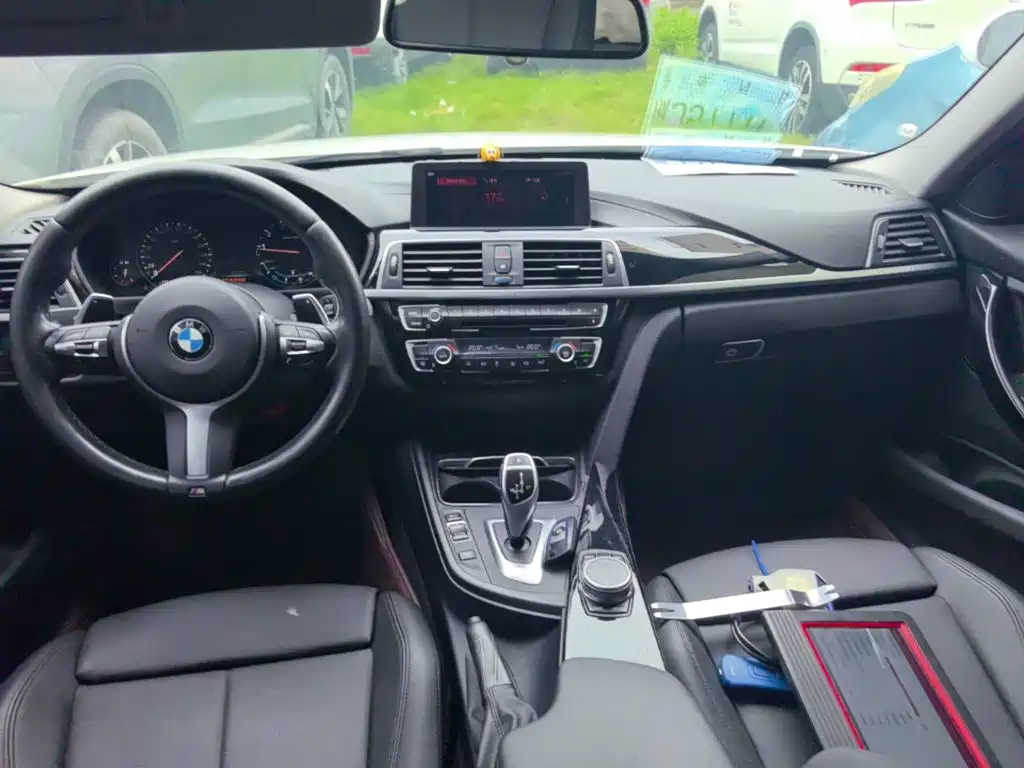 BMW 3 Series 2019 — фото 10