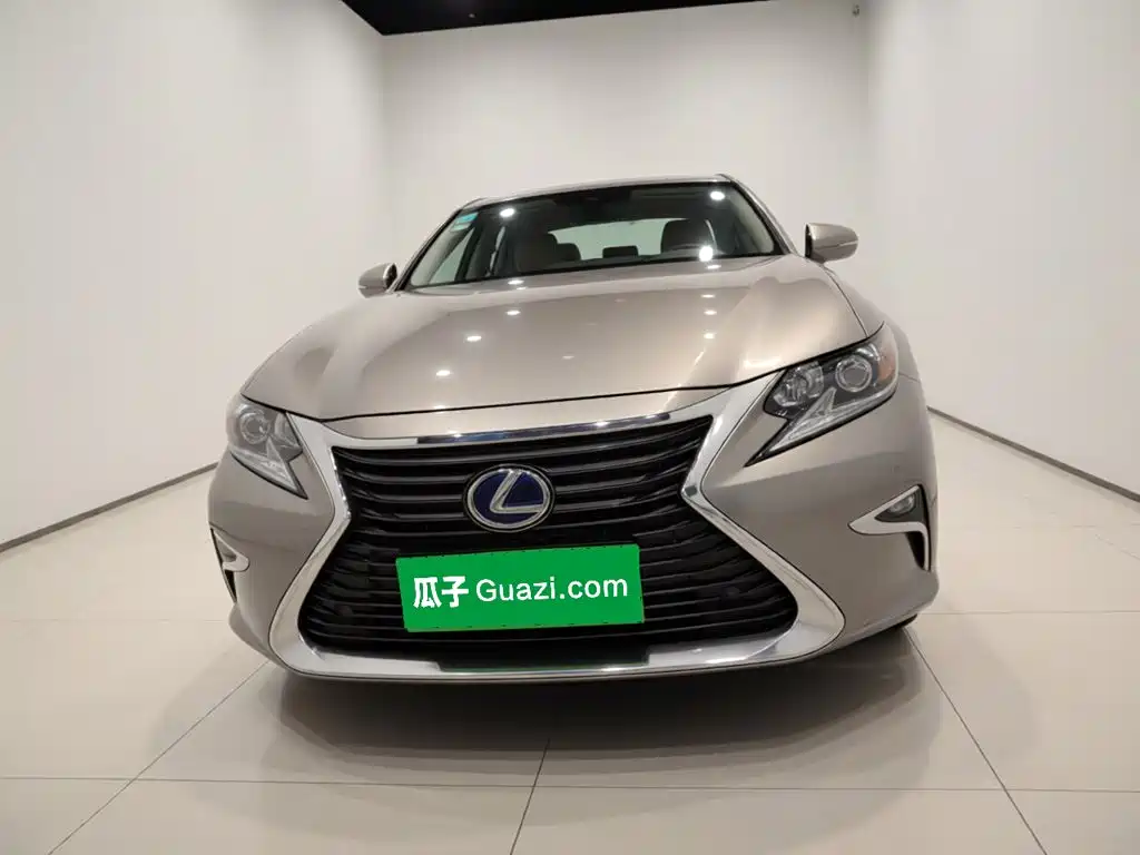 Lexus ES 2017 — фото 24