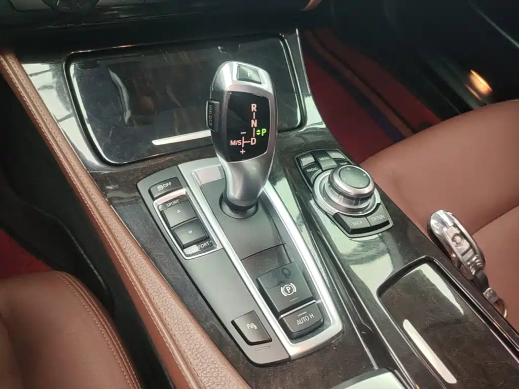 BMW 5 Series 2015 — фото 14