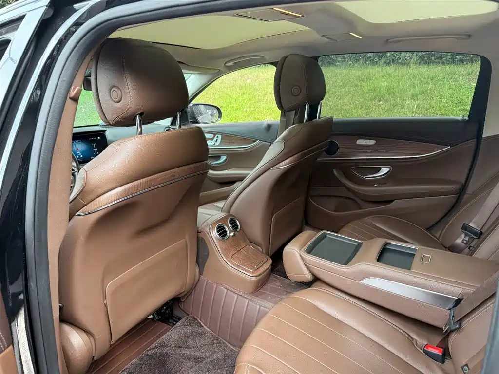 Mercedes-Benz E-Class 2023 — фото 9