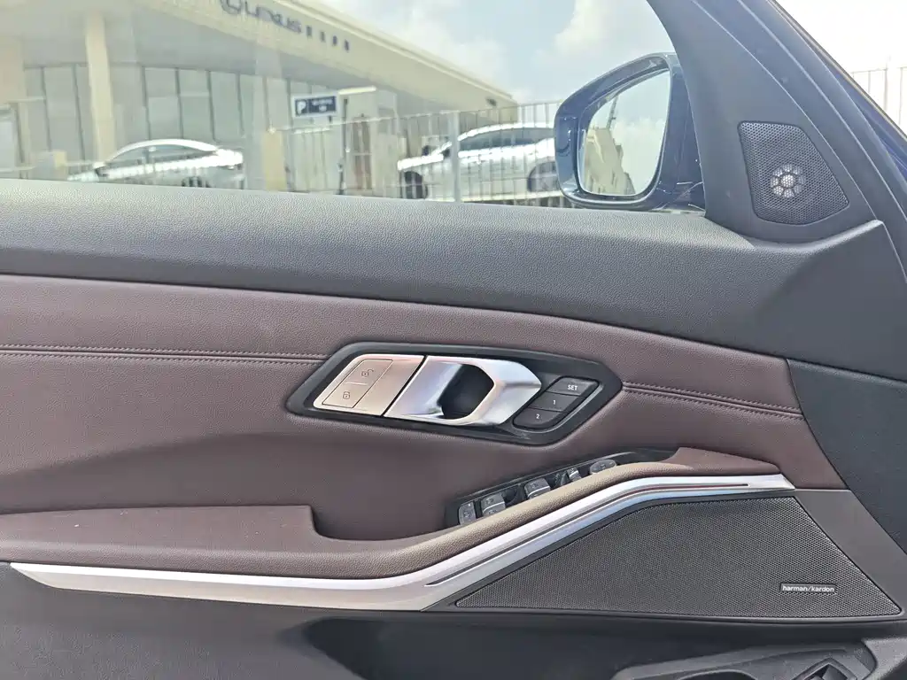 BMW 3 Series 2019 — фото 13