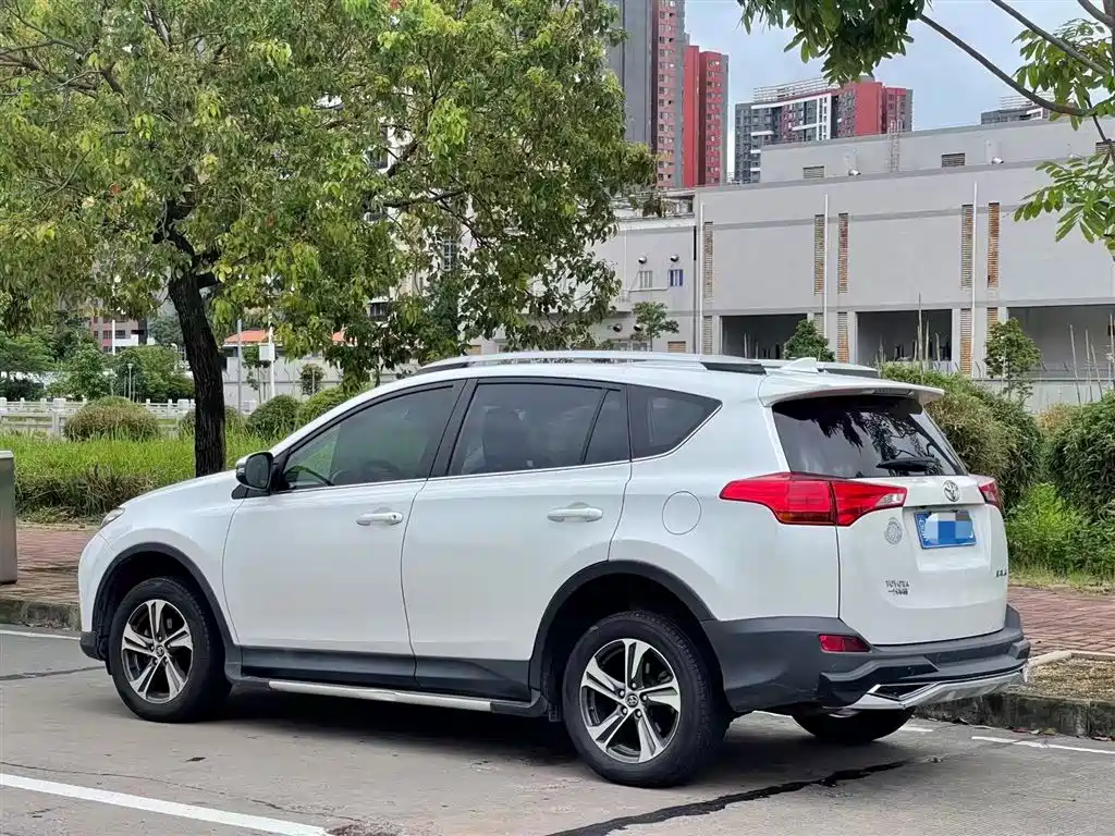 Toyota RAV4 2016 — фото 3