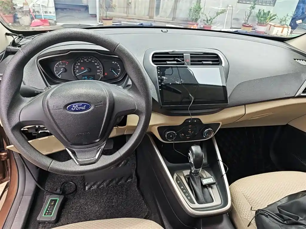 Ford Escort 2017 — фото 10