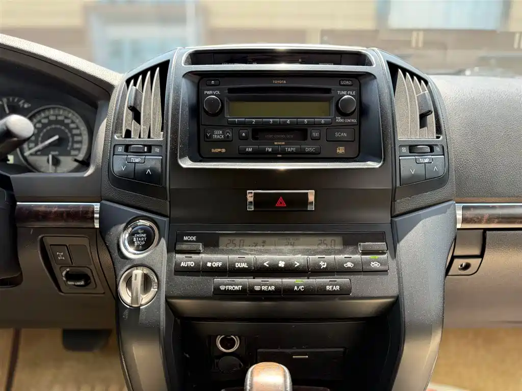 Toyota Land Cruiser 2010 — фото 32