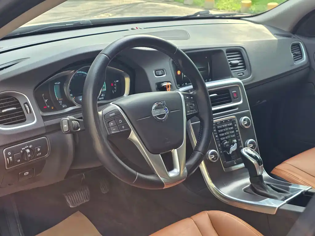 Volvo S60 2015 — фото 19