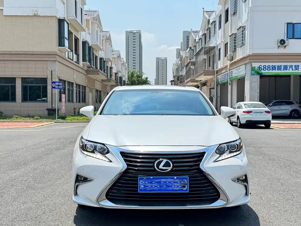 Lexus ES 2018 — фото 2