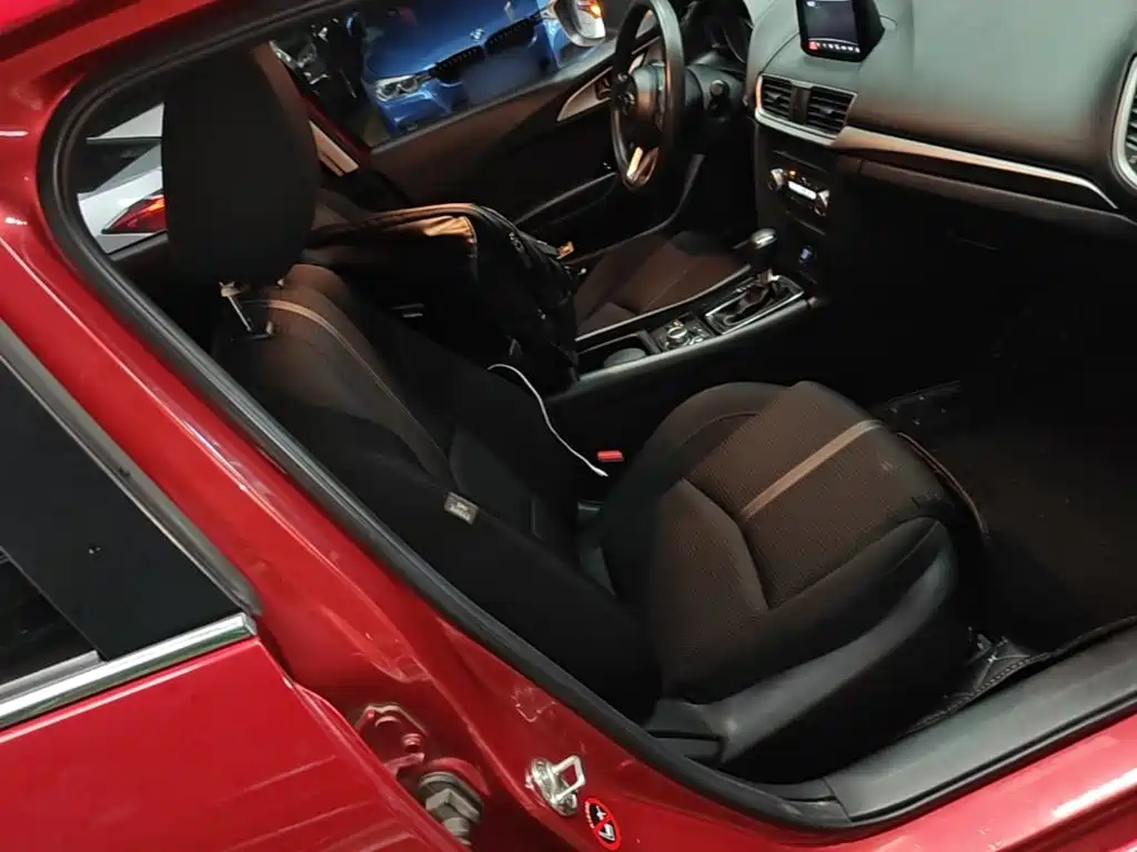 Mazda 3 Axela 2017 — фото 25