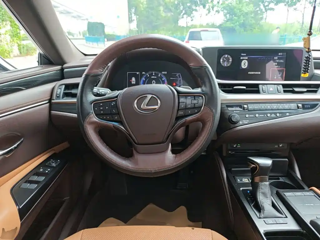 Lexus ES 2020 — фото 11