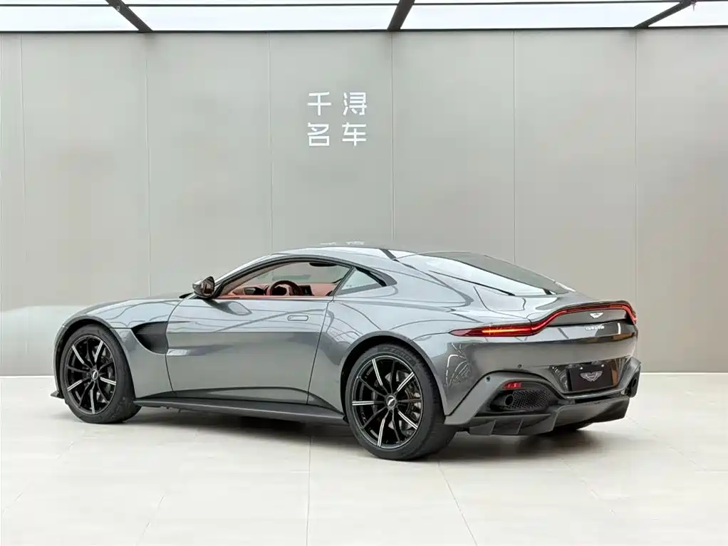 Aston Martin V8 Vantage 2019 — фото 13